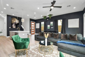 Stylish & Cozy - HOT TUB 4 Beds Near Downtown